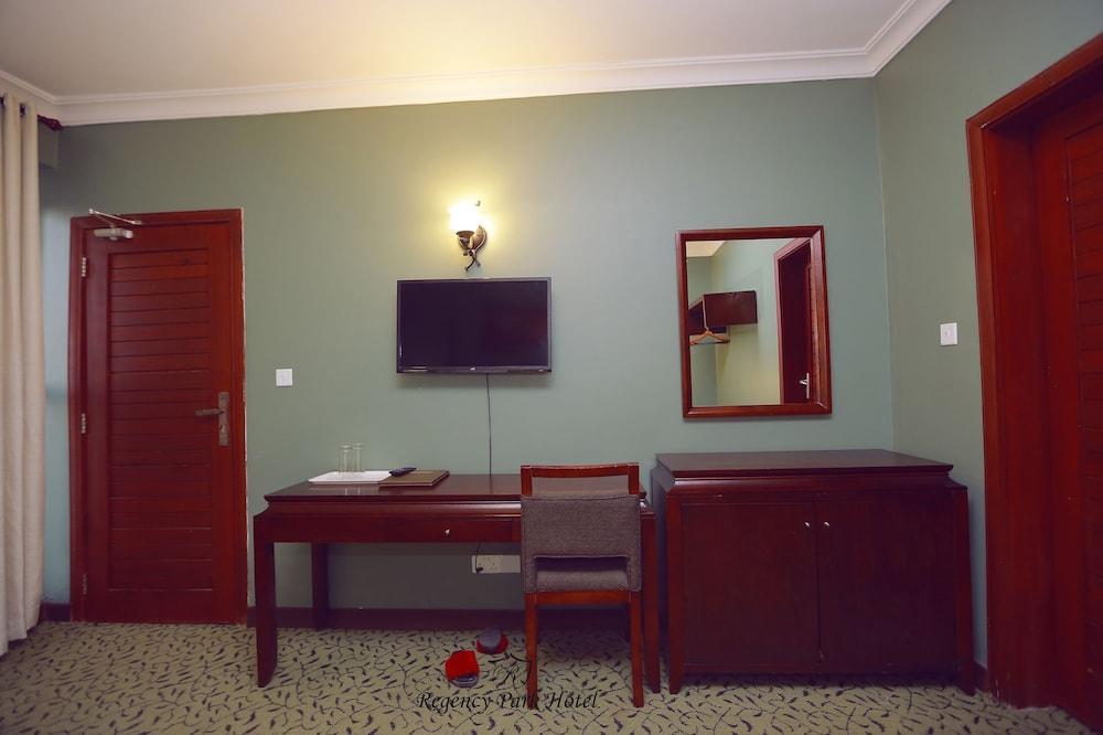 Regency Park Hotel Дар-ес-Салам Екстер'єр фото